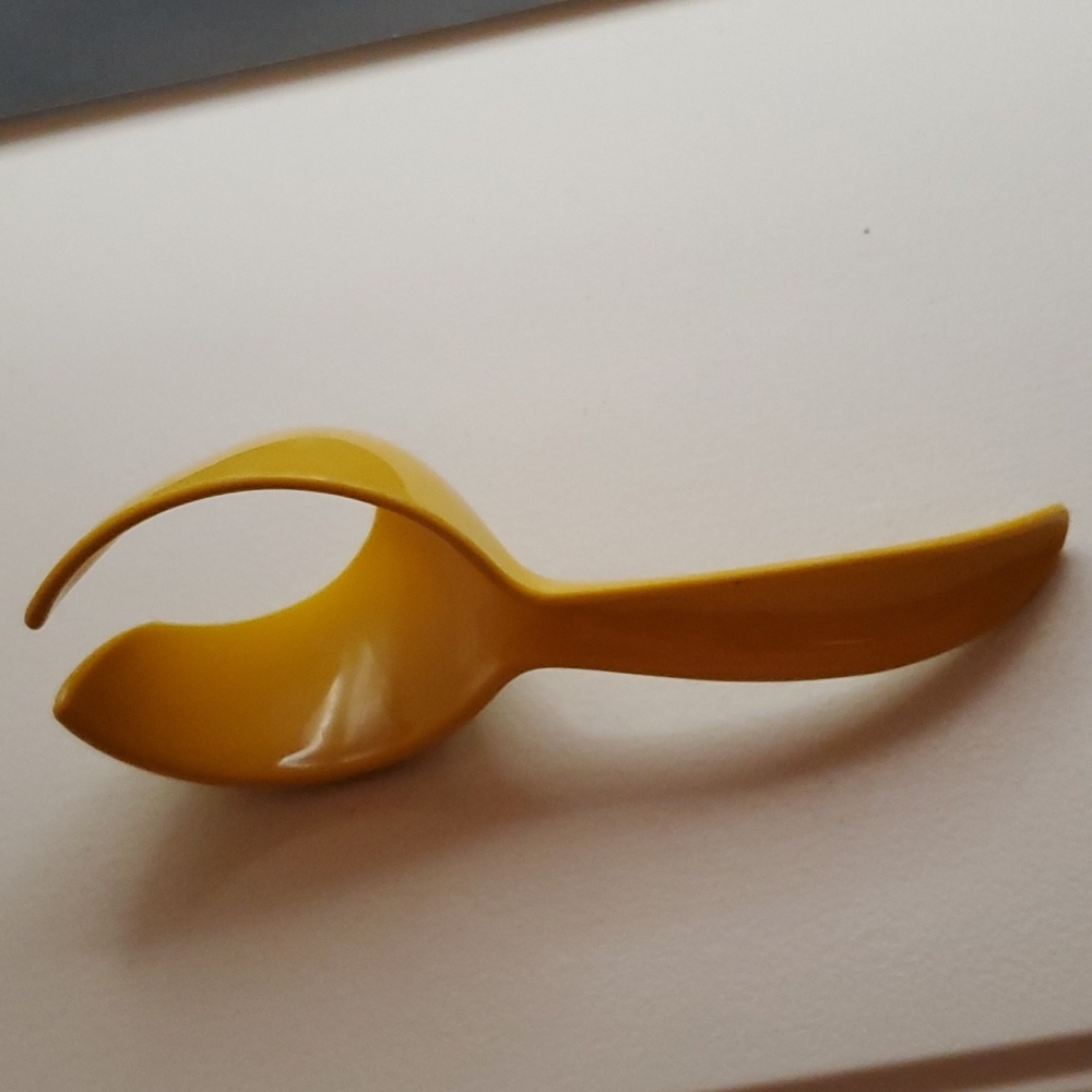 Vintage Tupperware #1334 Yellow Egg Separator and Scoop Kitchen Gadget - Picture 2 of 3